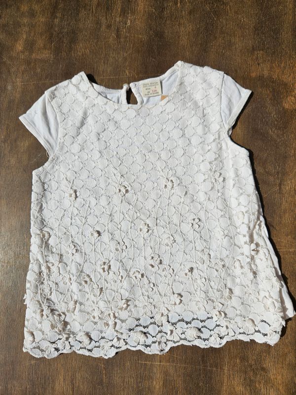 BLUSA PARA NIÑA, EN ALGODÓN, CON FRENTE DE CRUNI. COLOR CRUDO. MARCA ZARA. TALLE 6