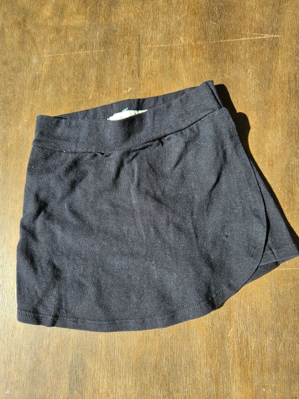 POLLERA PANTALÓN DE ALGODÓN CON LYCRA. TELA CON BRILLO, COLOR NEGRO. MARCA POIM, TALLE 3