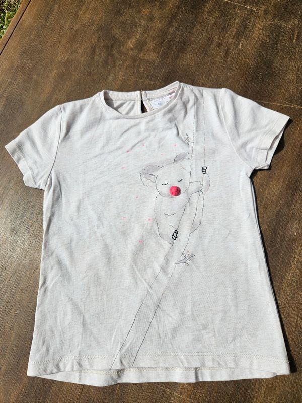 REMERA DE ALGODÓN, PARA NIÑA, MANGA CORTA. BEIGE CON DISEÑO DE KOALA, NARIZ DE POMPON. TALLE 3-4, MARCA ZARA