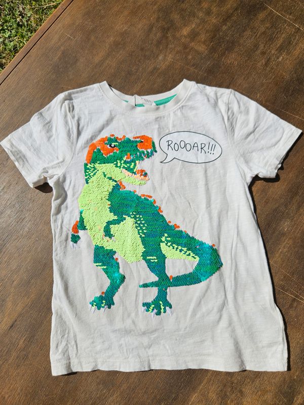REMERA DE ALGODÓN, PARA NIÑO, CON DISEÑO DE DINOSAURIO EN LENTEJUELAS. MARCA HYM. TALLE 7-8