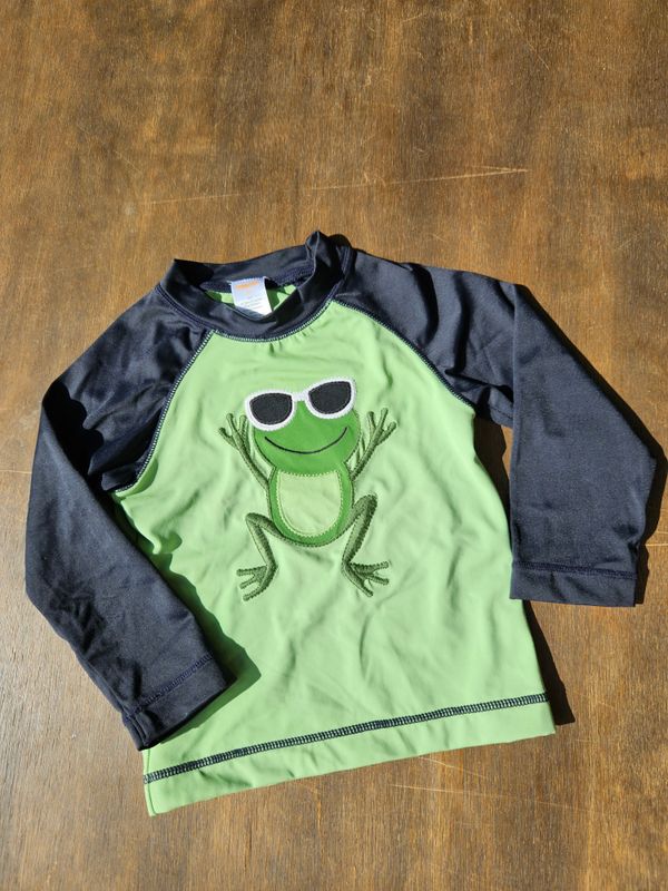REMERA LYCRA PARA PLAYA, CON DISEÑO DE RANA, TALLE 2, MARCA GYMBOREE. IGUAL A NUEVA