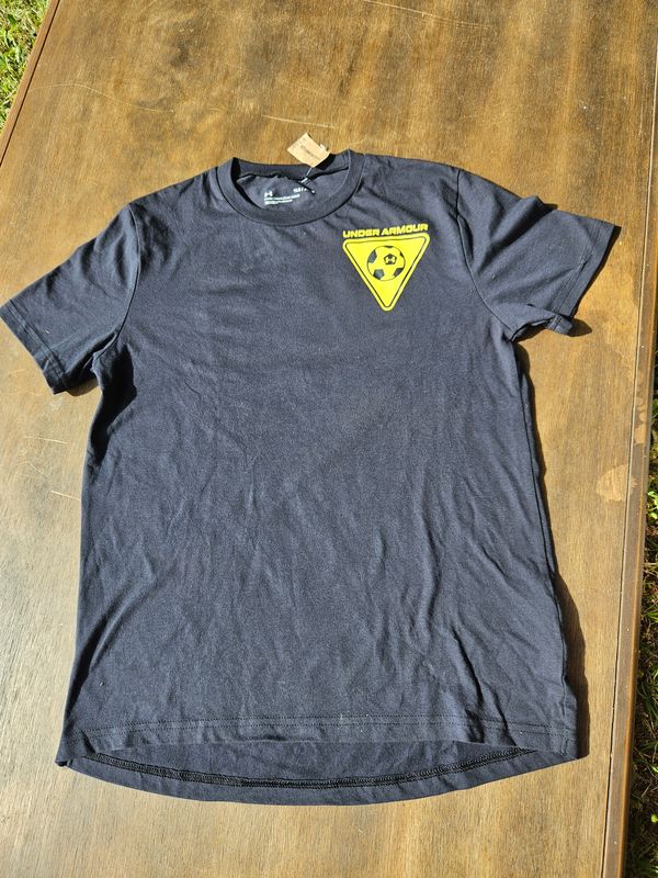 REMERA PARA NIÑO, DE ALGODÓN, MANGA CORTA. MARCA UNDER ARMOUR. TALLE 12 - IGUAL A NUEVA