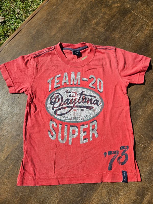 REMERA DE ALGODÓN, PARA NIÑO. MARCA MIMO &amp;CO. TALLE 6. ROJA CON ESTAMPA DAYTONA.