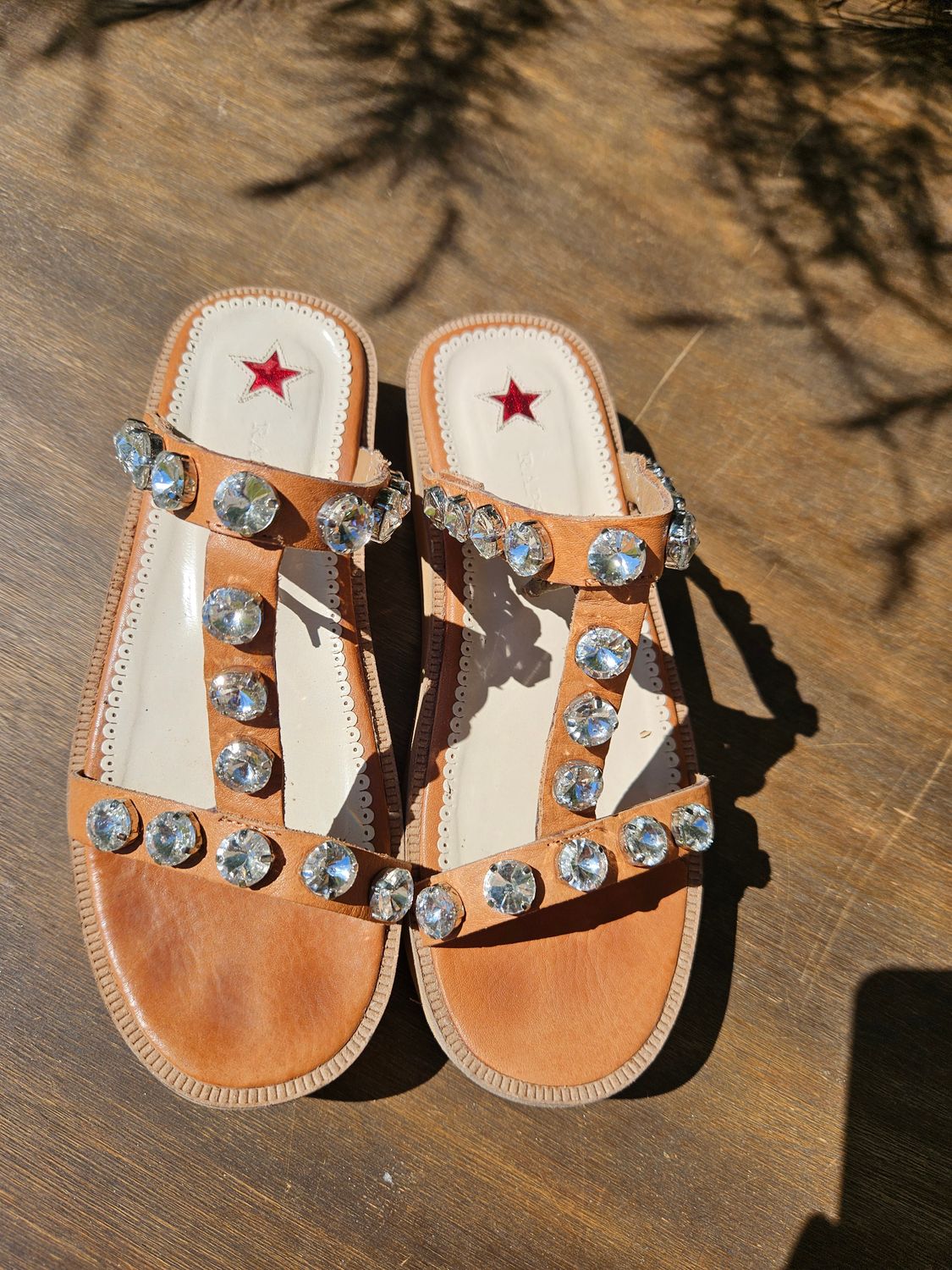 SANDALIA MARCA RAPSODIA, IGUAL A NUEVAS. CON PEDRERIA. TALLE 40. 26 CMS PLANTILLA