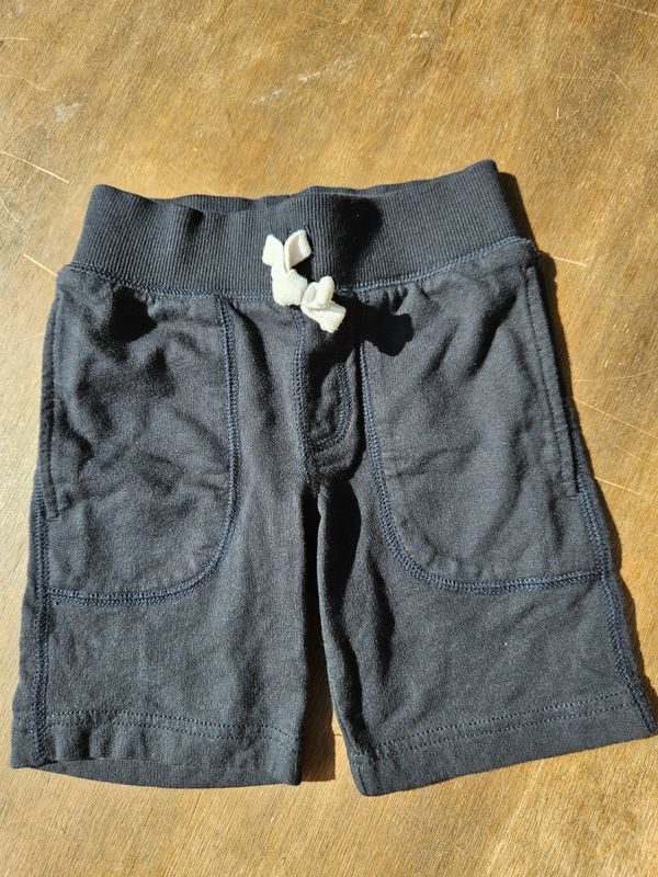 SHORT DE ALGODÓN PARA NIÑO, COLOR NEGRO, TALLE 5, MARCA CARTERS IGUAL A NUEVO