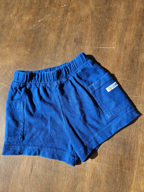 SHORT DE ALGODÓN PARA NIÑO, TALLE 6 MESES, MARCA CARTERS, COLOR AZUL. IGUAL A NUEVO