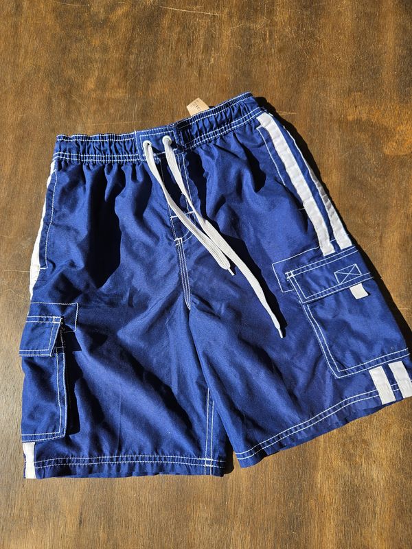 SHORT DE BAÑO PARA NIÑO CON SUSPENSOR, MARCA KANU. TALLE 10-12. AZUL CON FRANJAS BLANCAS