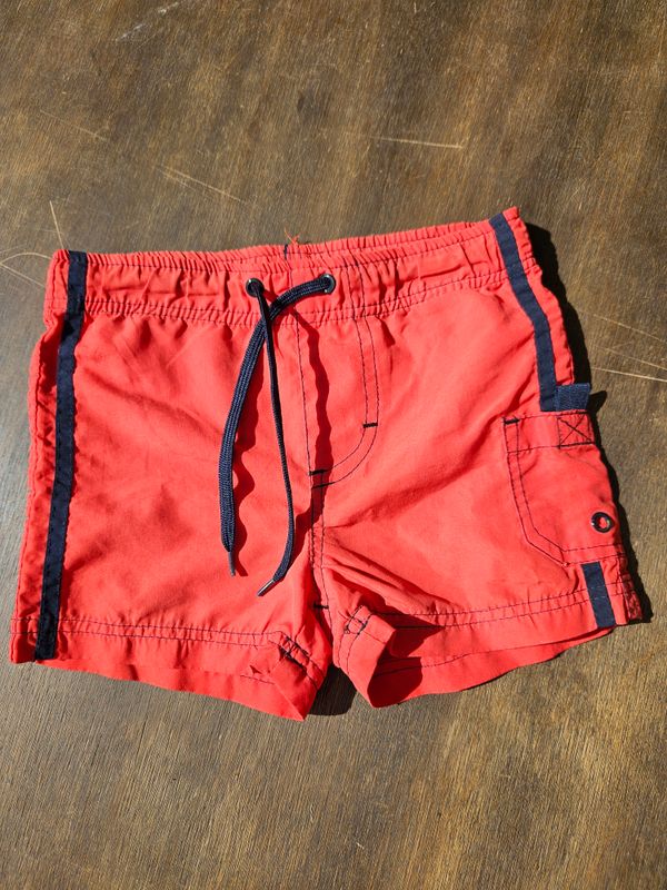 SHORT DE BAÑO, PARA NIÑO, MARCA POIM, TALLE 1-2. ROJO CON AZUL