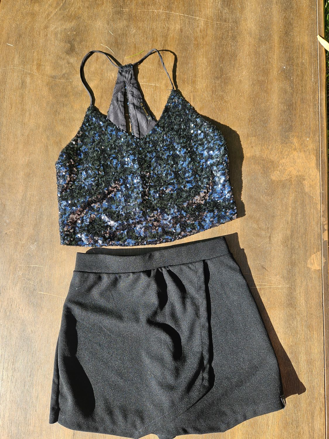 TOP CON LENTEJUELAS, COLOR NEGRO, BRETELES FINOS, Y ESPALDA ABIERTA. TALLE P. MARCA ALK GLAMOUR