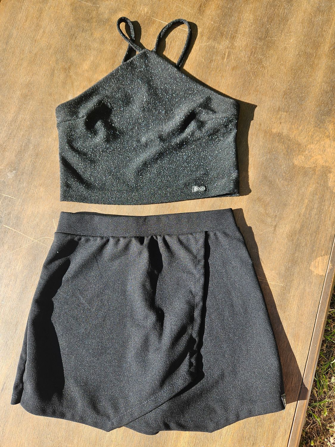 TOP BRILLOSO, CON BRETELES FINOS, MARCA DOLCE. TALLE XS. COLOR NEGRO