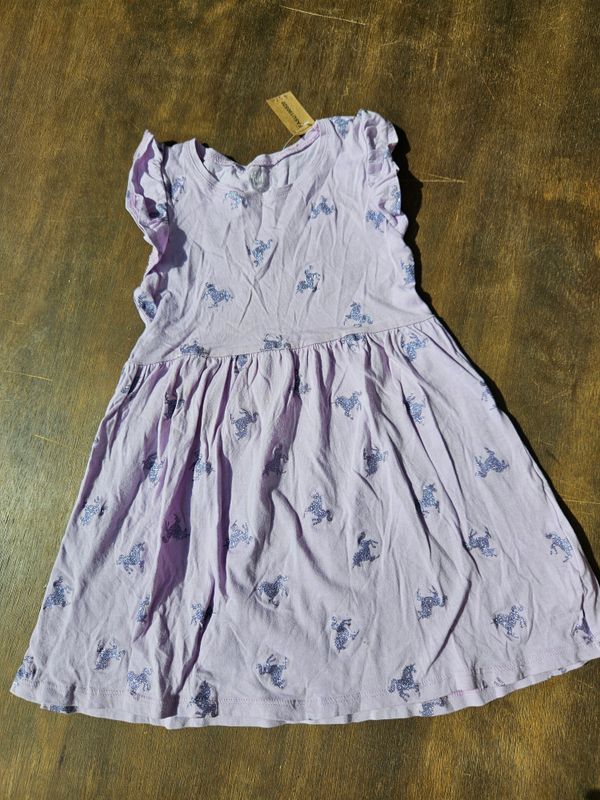 VESTIDO PARA NIÑA, LILA CON UNICORNIOS EN BRILLO, CON VOLADOS EN MANGAS. MARCA HYM, TALLE 3-4