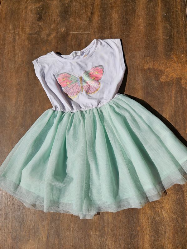 VESTIDO PARA NIÑA, POLLERA EN TUL, Y TOP DE ALGODÓN, CON DISEÑO MARIPOSA BRILLANTE. TALLE 4-6, MARCA HYM.