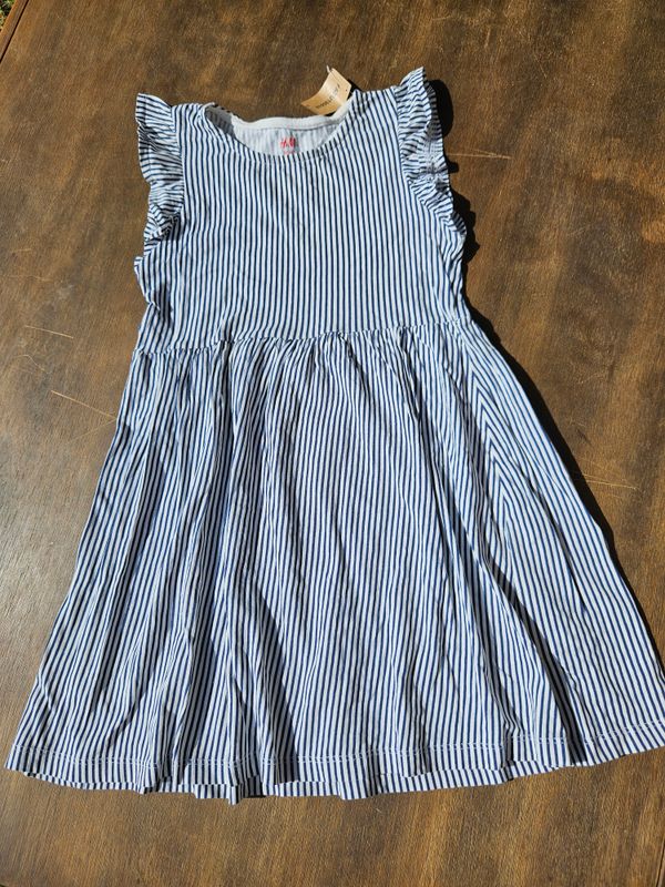 VESTIDO PARA NIÑA, RAYADO BLANCO Y AZUL, CON VOLADOS EN MANGAS. MARCA HYM, TALLE 4-6