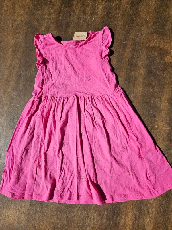 VESTIDO PARA NIÑA, ROSADO CON HELADOS EN BRILLO, CON VOLADOS EN MANGAS. MARCA HYM, TALLE 4-6