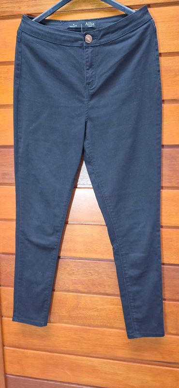 PANTALON DE JEAN ELASTIZADO, COLOR NEGRO. MARCA ALLIE, TALLE S. IGUAL A NUEVO