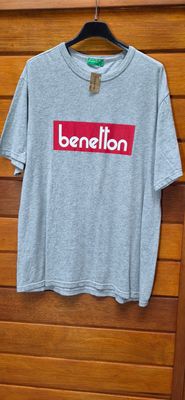 REMERA DE ALGODÓN BENETTON, COLOR GRIS, CON ESTAMPA ROJA. TALLE L