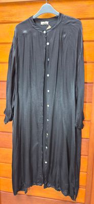 CAMISA / SOBRECAMISA LARGA, MANGA 3/4, EN VISCOSA Y SEDA, ITALIANA, TALLE M/L AMPLA. MARCA PANTHAI. IGUAL A A NUEVA