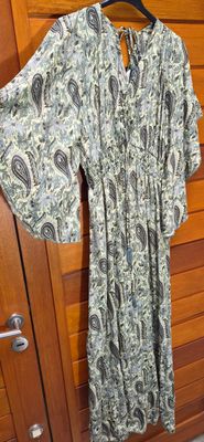 VESTIDO INDU, CON MANGA MURCIELAGO, LARGO. CINTURA ELASTIZADA Y LAZO PARA AJUSTAR. NUEVO SIN USO. MADE IN INDIA. TALLE UNICO (GRANDE - G / XG)