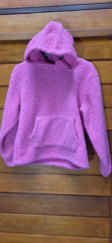 BUZO ESTILO CANGURO CON BOLSILLOS, DE POLAR SHERPA, CON CAPUCHA, MARCA BAS. COLOR FUCCIA. TALLE 9 GRANDE