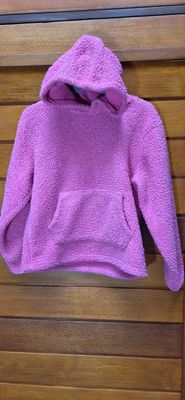 BUZO ESTILO CANGURO CON BOLSILLOS, DE POLAR SHERPA, CON CAPUCHA, MARCA BAS. COLOR FUCCIA. TALLE 9 GRANDE