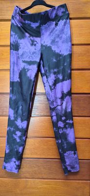 CALZA DEPORTIVA LARGA PARA NIÑA, TALLE 10/11, VIOLETA Y NEGRO. MARCA HYM. MUY BUEN ESTADO.