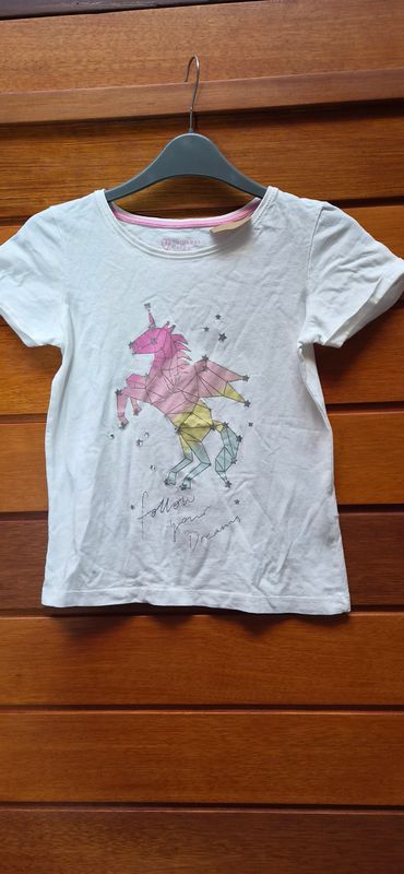 REMERA DE ALGODON PARA NIÑA, MANGA CORTA, CON DISEÑO UNICORNI CON BRILLOS COLOR BLANCA. MARCA PRIMARK. TALLE 10