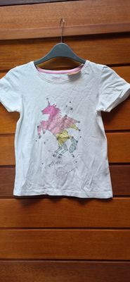 REMERA DE ALGODON PARA NIÑA, MANGA CORTA, CON DISEÑO UNICORNI CON BRILLOS COLOR BLANCA. MARCA PRIMARK. TALLE 10