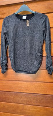 REMERA PARA NIÑA, EN LYCRA CON LUREX, MANGA LARGA, MANGAS Y LATERALES FRUNCIDOS. MARCA FUZARKA. TALLE 11/12