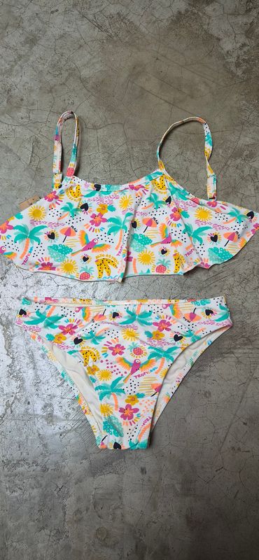 BIKINI PARA NIÑA, CON TOP CON VOLADO. MARCA RENNER. TALLE 8.