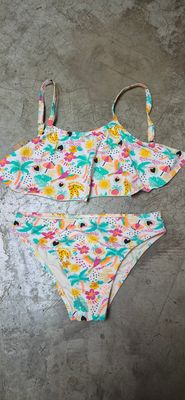 BIKINI PARA NIÑA, CON TOP CON VOLADO. MARCA RENNER. TALLE 8.