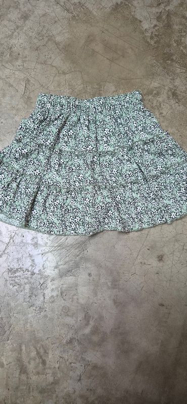 POLLERA SHORT PARA NIÑA, COLOR VERDE ESTAMPADA, CON VOLADOS. MARCA ZARA. TALLE 9. IGUAL A NUEVA.