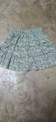 POLLERA SHORT PARA NIÑA, COLOR VERDE ESTAMPADA, CON VOLADOS. MARCA ZARA. TALLE 9. IGUAL A NUEVA.