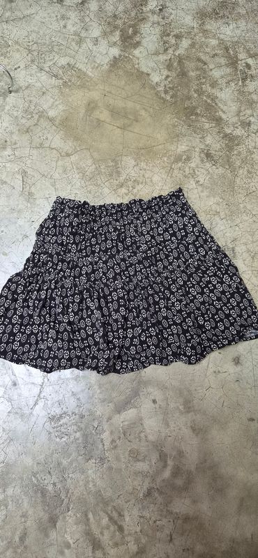 POLLERA SHORT NEGRA CON ESTAMPADO BLANCO. TALLE 10. MARCA ZARA