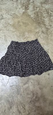 POLLERA SHORT NEGRA CON ESTAMPADO BLANCO. TALLE 10. MARCA ZARA