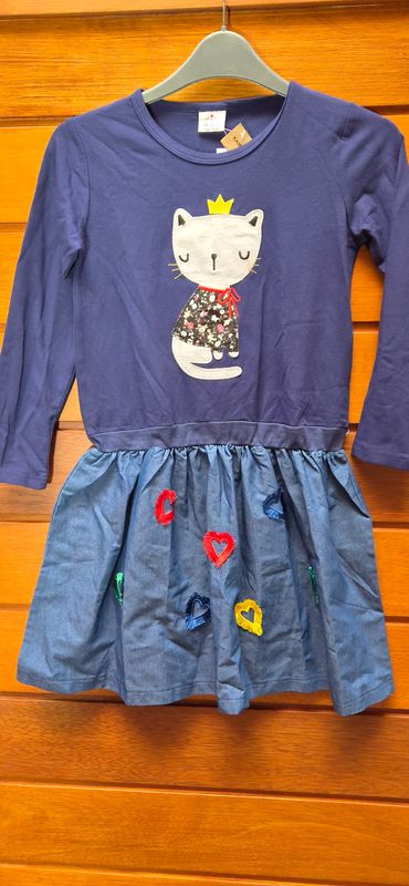 VESTIDO COMBINADO, ALGODON Y JEAN, CON DISEÑO DE GATO APLICADO, Y CORAZONES BORDADOS. NUEVO SIN USO. TALLE 9/10 GRANDE.