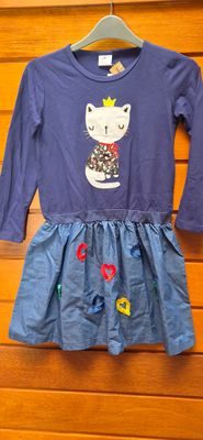 VESTIDO COMBINADO, ALGODON Y JEAN, CON DISEÑO DE GATO APLICADO, Y CORAZONES BORDADOS. NUEVO SIN USO. TALLE 9/10 GRANDE.