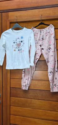PIJAMA DE ALGODON PARA NIÑA, PANTALON Y BUZO MANGA LARGA, MARCA HERING, TALLE 10