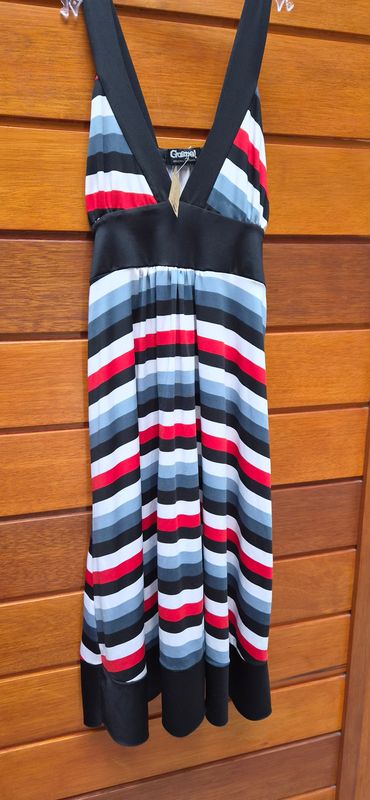 VESTIDO PARA DAMA, EN SEDA FRIA, ESPALDA CON ELÁSTICO Y LAZO, ESCOTADO, BRETELES FINOS, RAYADO BLANCO, NEGRO, GRIS Y ROJO. MARCA GUAPA. TALLE S/M