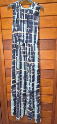 VESTIDO PARA DAMA, LARGO, FORRADO, EN CREPPE ESTAMPADO EN TONOS DE VERDE. ESCOTE A LA BASE. MARCA HYM, TALLE 38