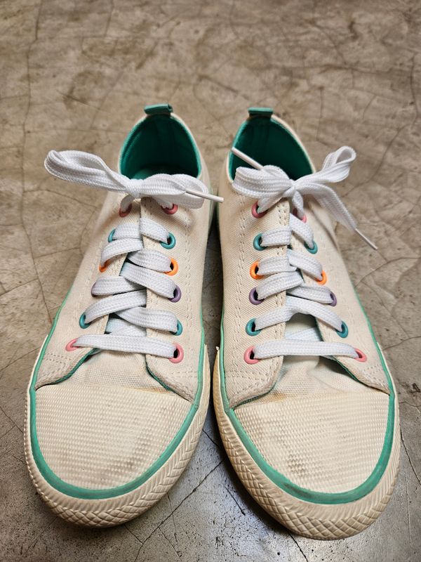 CHAMPIONES PARA NI�A, MARCA FUZARKA. BLANCOS CON OJALILLOS DE COLORES Y VIVOS VERDE AGUA. TALLE 33 - 22 CMS - IMPECABLES