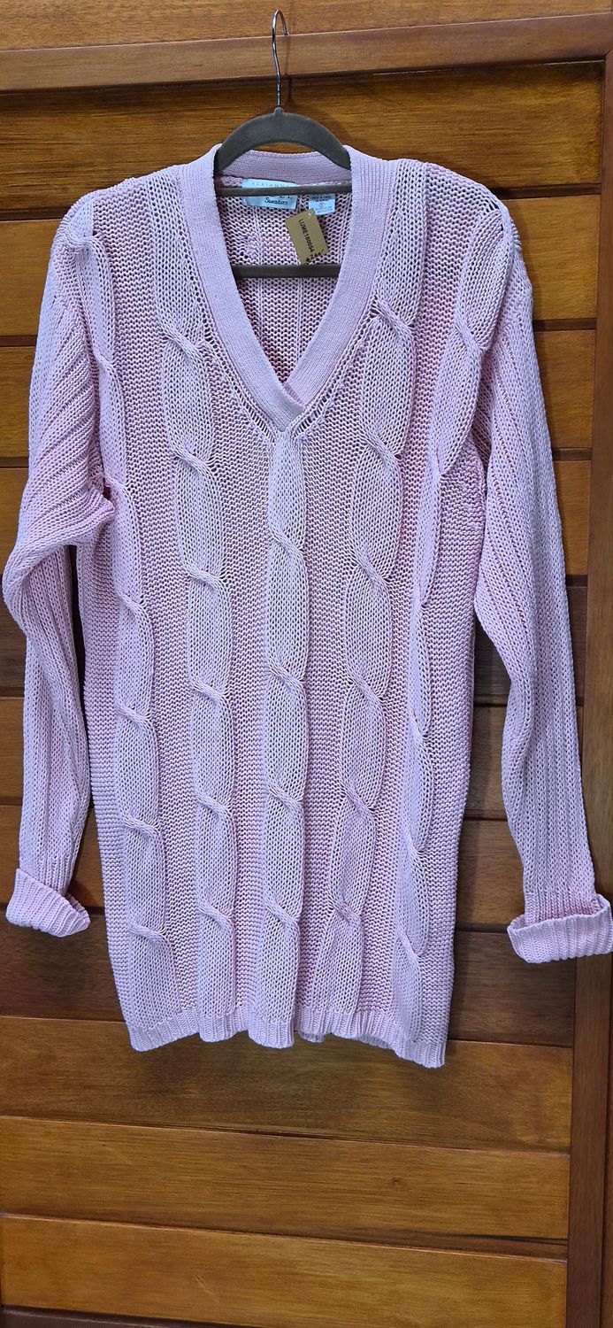 BUZO DE HILO SUPER LARGO, O VESTIDO, ESCOTE EN V. COLOR ROSADO. TALLE S AMPLIO.