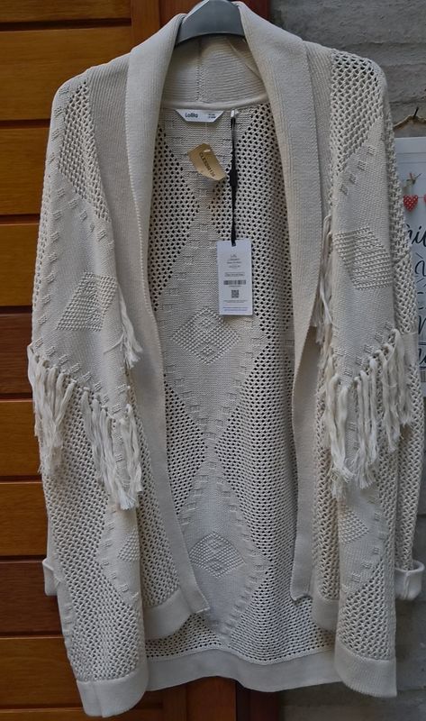 SACO PARA DAMA, EN HILO, CALADO CON FLECOS. COLOR BEIGE. TALLE L-XL. MARCA LOLITA. NUEVO CON ETIQUETA