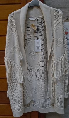 SACO PARA DAMA, EN HILO, CALADO CON FLECOS. COLOR BEIGE. TALLE L-XL. MARCA LOLITA. NUEVO CON ETIQUETA