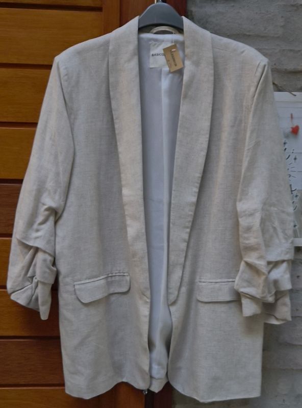 BLAZER EN LINO, MANGA 3/4. COLOR BEIGE. MARCA INDIAN. TALLE XL. IMPECABLE