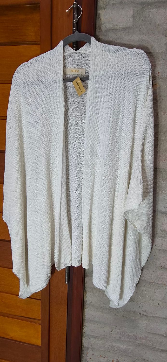 SACO PARA DAMA, ESTILO RUANA, DE HILO COLOR CRUDO. MARCA AFRICA. TALLE UNICO AMPLIO HASTA XXL