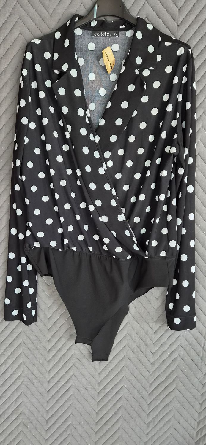 BODY ESTILO BLUSA CON SOLAPA, NEGRA CON LUNARES BLANCOS. MARCA CORTELLE (RENNER) TALLE XL (GG). SIN USO