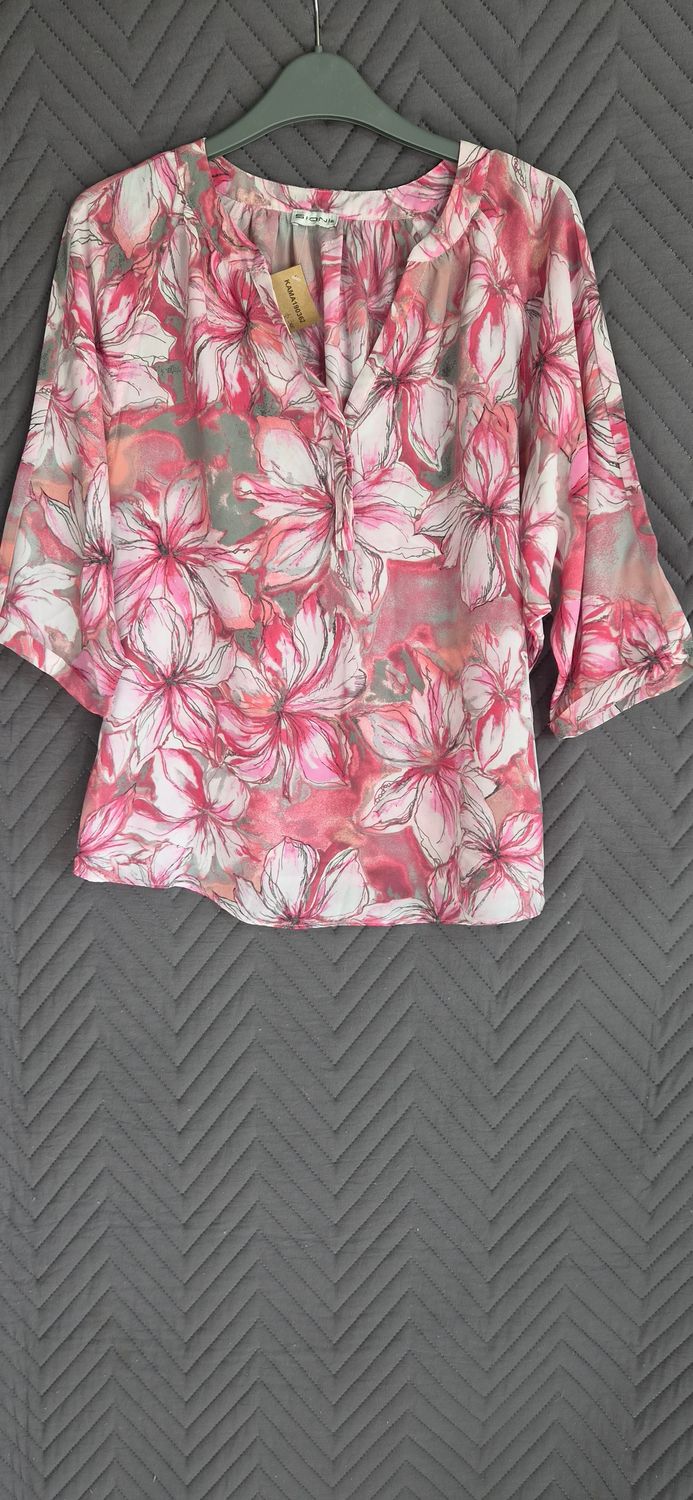 BLUSA PARA DAMA, MANGA 3/4 EN GASA ESTAMPADA EN TONOS ROJOS Y ROSA Y GRIS. TALLE L.