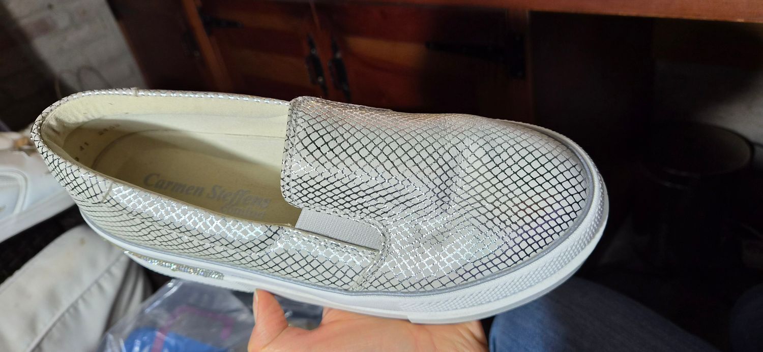 ZAPATILLAS MARCA CARMEN STEFFENS, CON PLATAFORMA Y BRILLOS. TALLE 40