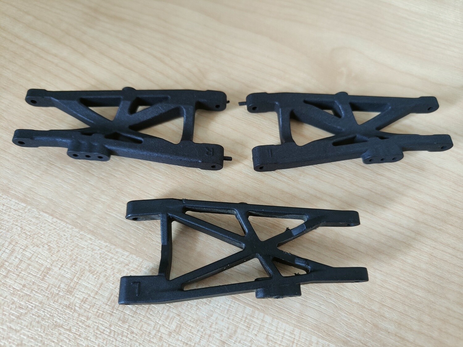 Schumacher Cougar 2000 rear arms, pair