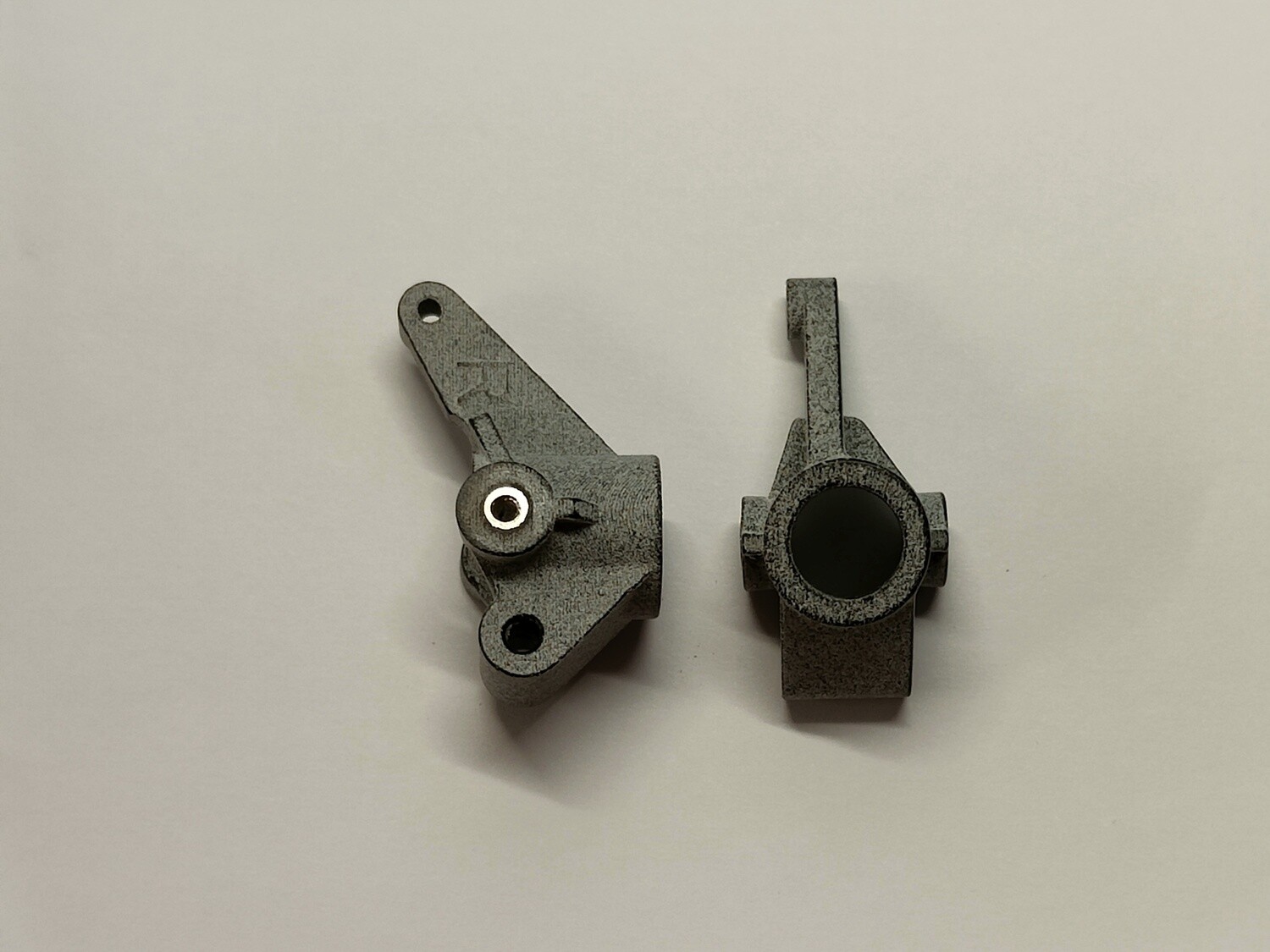 Yokomo 870c front steering knuckle/ rear upright, pair, grey finish